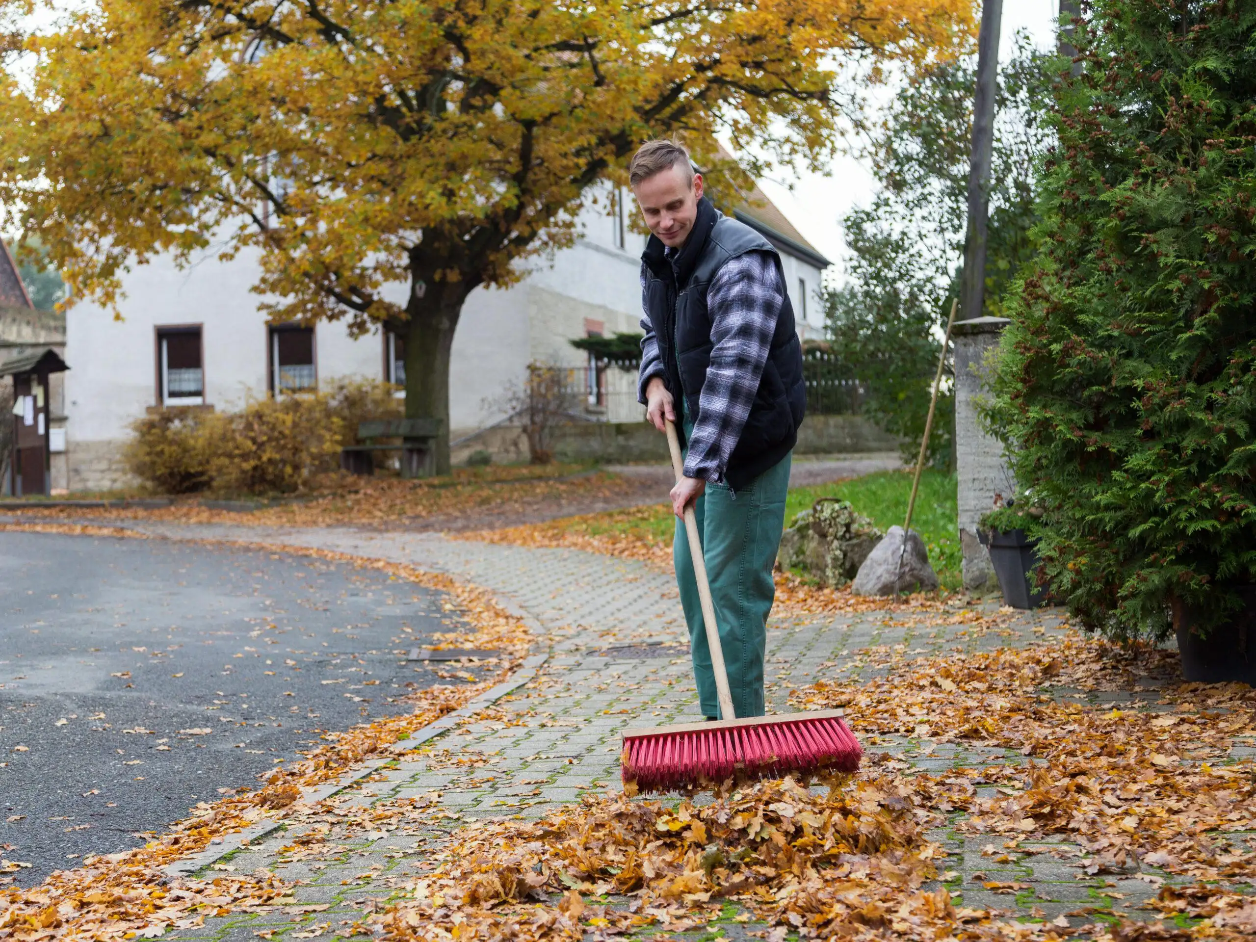 Pflege und Sauberkeit: Laubkehren durch Handwerker-Marktredwitz Hausmeister