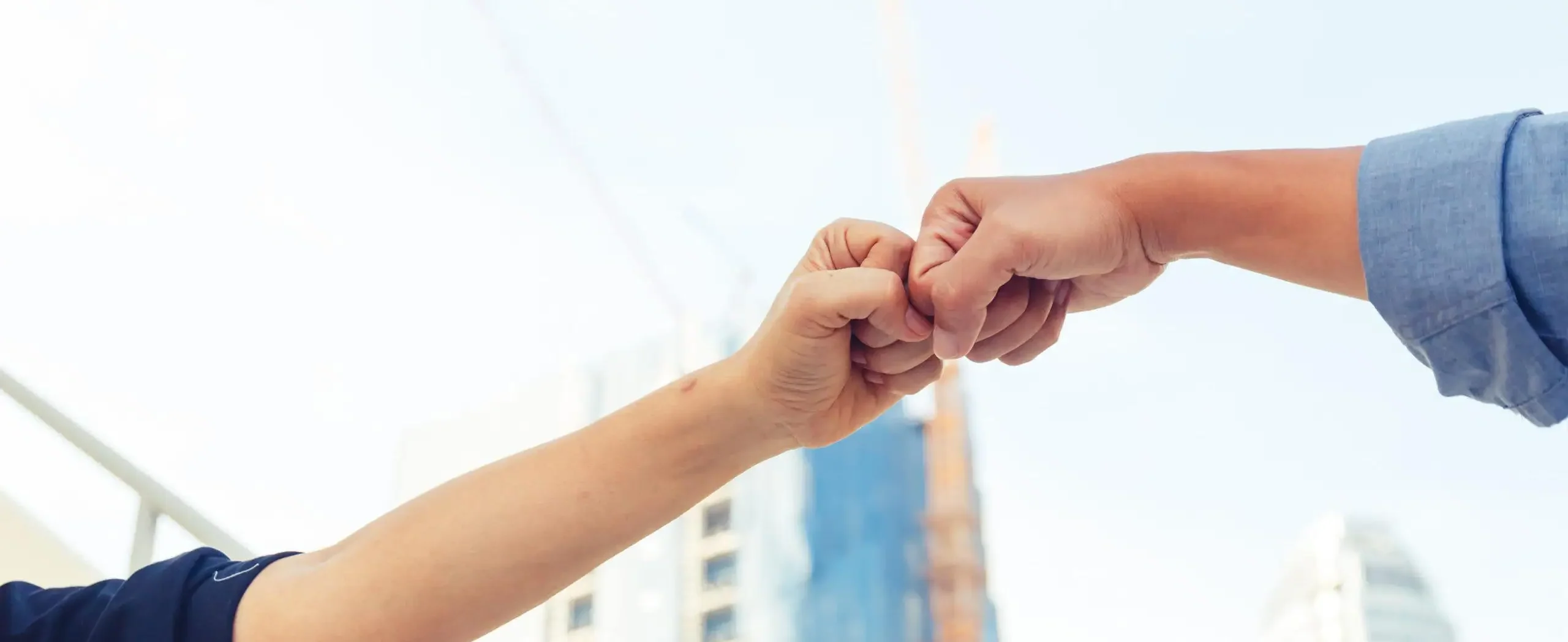 Symbolische Hände für Partnerschaft und Vertrauen bei Handwerker-Marktredwitz