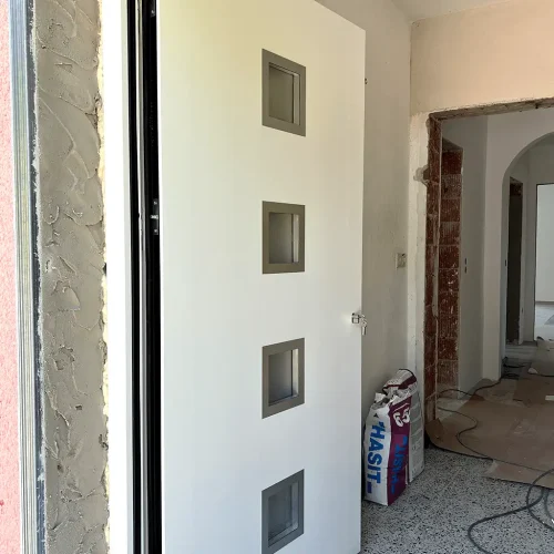 Haustürmontage mit hochwertigen Materialien durch Handwerker-Marktredwitz